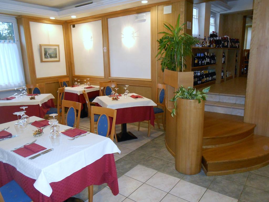 Hotel Ristorante Sagittario Feltre Kültér fotó