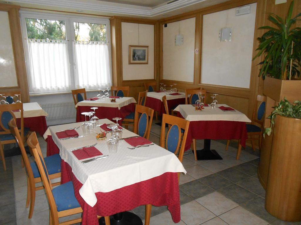 Hotel Ristorante Sagittario Feltre Kültér fotó